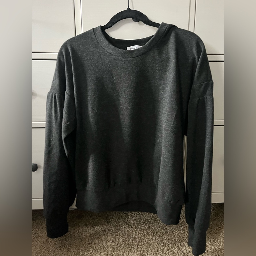 Worn once Evereve top with sleeve detail
